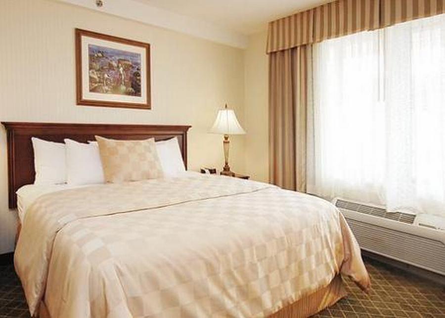 Clarion Hotel & Suites Hamden - New Haven Room photo