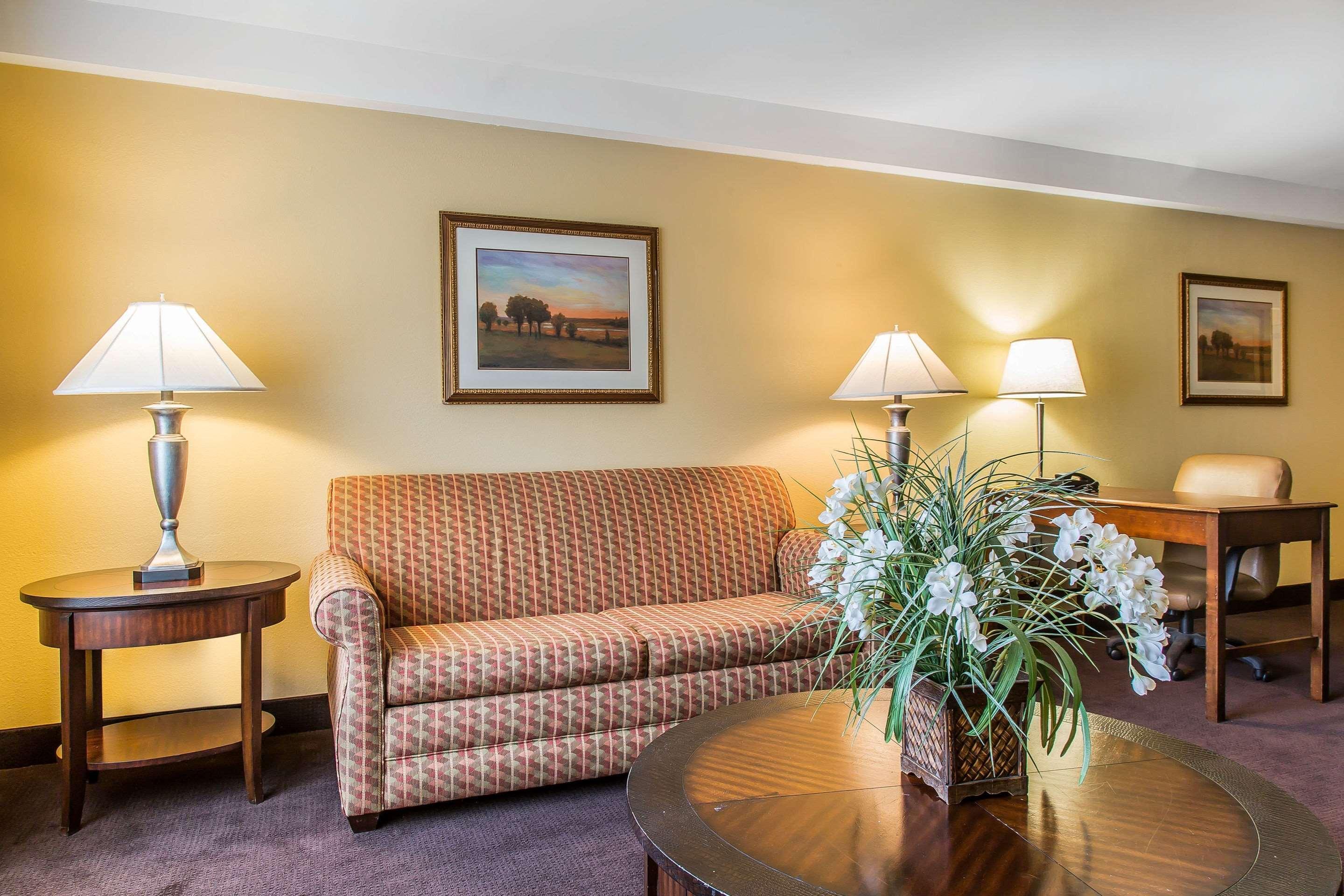 Clarion Hotel & Suites Hamden - New Haven Exterior photo