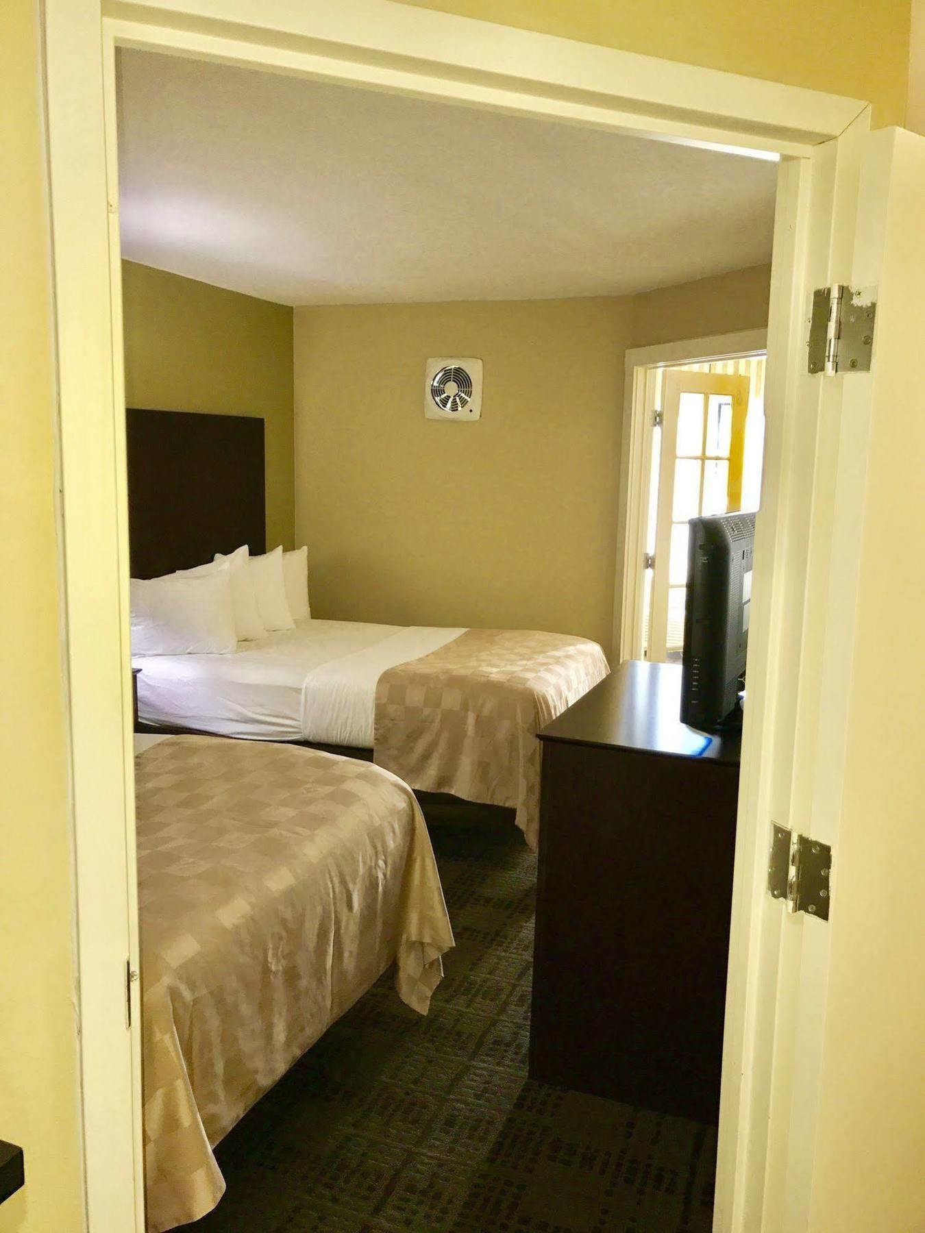 Clarion Hotel & Suites Hamden - New Haven Exterior photo